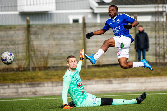 Trelleborgs Henry Offia gör 1-0 på Löddes målvakt