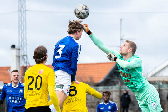 Löddes målvakt Oliver Lindstedt boxar bort bollen