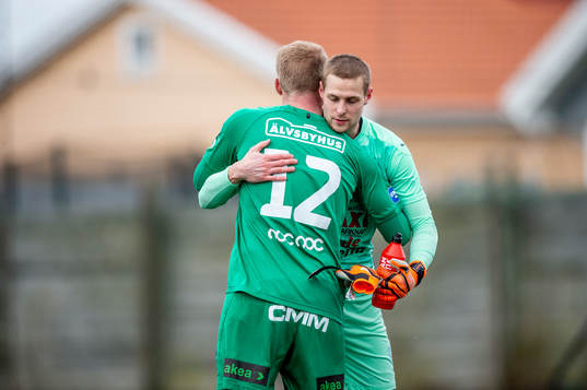 Trelleborgs målvakt Hampus Nilsson kramar om Löddes