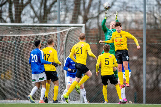 Trelleborgs målvakt Hampus Nilsson räddar bollen