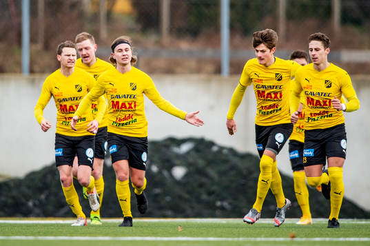 Löddes Jesper Edlund jublar med lagkamraterna