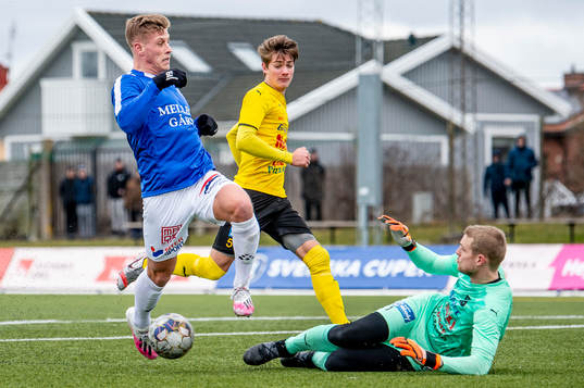 Trelleborgs Tobias Karlsson mot Löddes målvakt Oliver