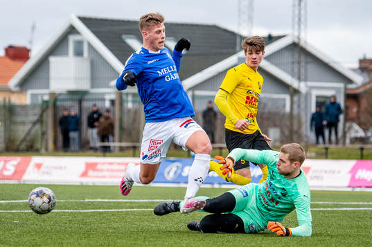 Trelleborgs Tobias Karlsson mot Löddes målvakt Oliver