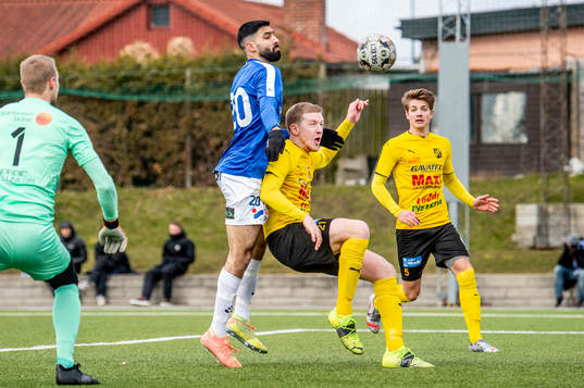 Löddes Benjamin Holmgren Kerwall hjälper målvakt Oliver