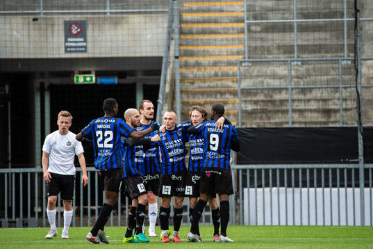 Örebros David Seger deppar samtidigt som Sirius spelare
