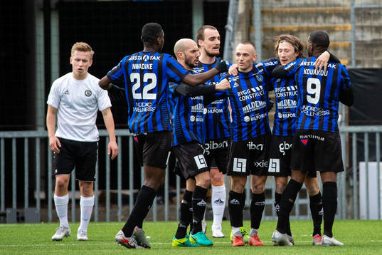Örebros David Seger deppar samtidigt som Sirius spelare