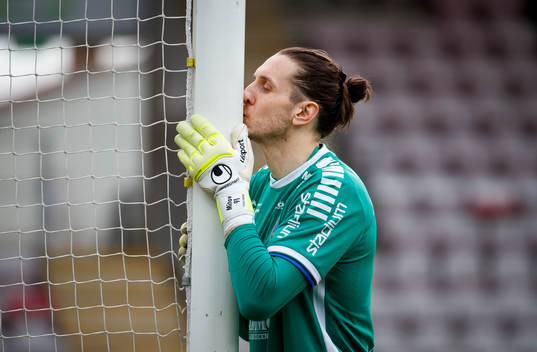 Sirius målvakt David Mitov Nilsson kysser stolpen