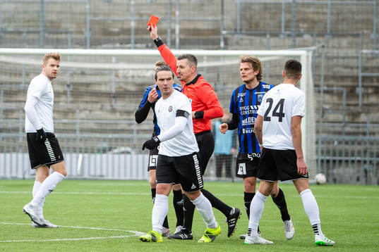 Domare Bojan Pandzic delar ut rött kort till Sirius Marcus