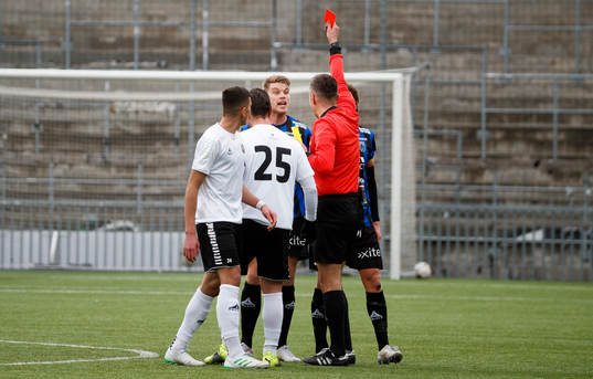 Domare Bojan Pandzic delar ut rött kort till Sirius Marcus