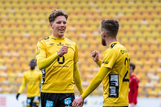 Elfsborgs Rasmus Alm (h) jublar med Noah Söderberg (v)