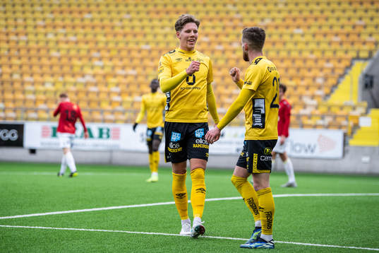 Elfsborgs Rasmus Alm (h) jublar med Noah Söderberg (v)
