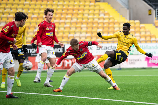 Elfsborgs Joseph Stanley Okumu och Falkenbergs Tobias