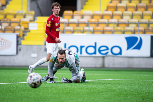 Falkenbergs målvakt Viktor Noring ser bollen rulla in till
