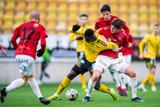Elfsborgs Marokhy Ndione och Falkenbergs Axel Norén