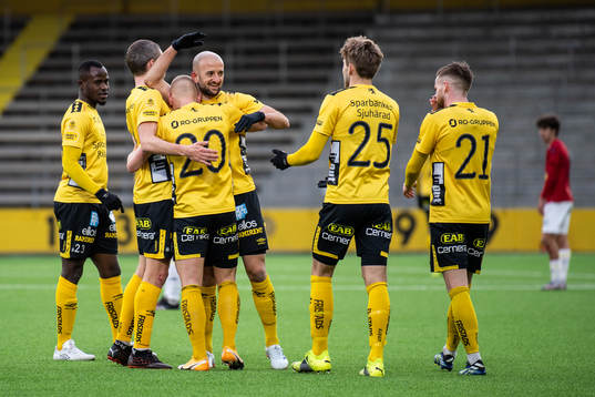 Elfsborgs Simon Strand jublar med lagkamrater