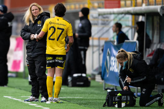 Elfsborgs läkare Matilda Lundblad plåstrar om Frederik