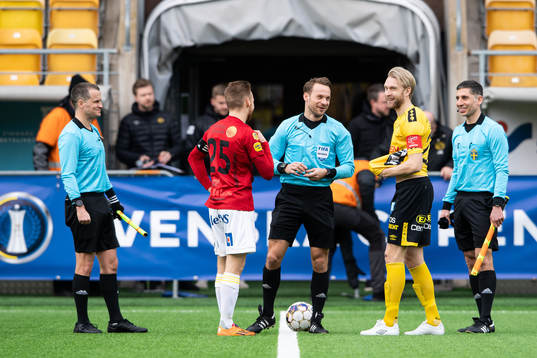 Domare Kristoffer Karlsson pratar med Falkenbergs Tobias