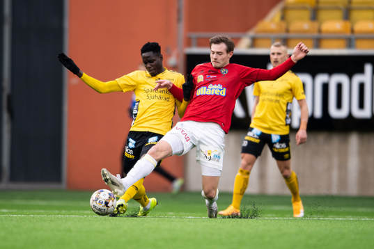 Elfsborgs Joseph Stanley Okumu och Falkenbergs Linus Dahl