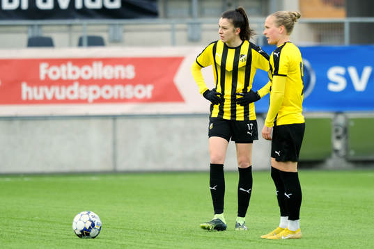 Häckens Anna Julia Csiki och Filippa Curmark vid en