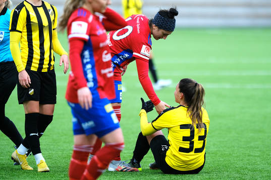 Vittsjös Fernanda Da Silva hjälper Häckens Johanna