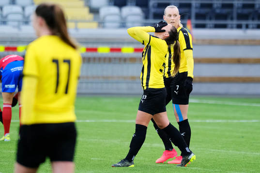 Häckens Johanna Rytting Kaneryd grämer sig över ett