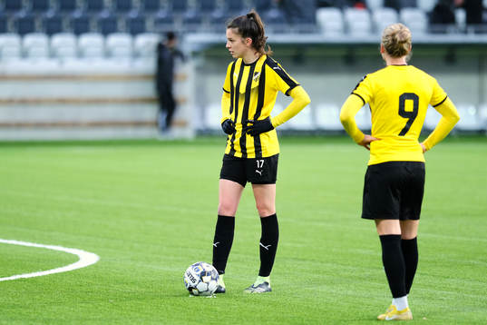 Häckens Anna Julia Csiki och Filippa Curmark vid en