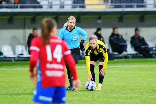 Häckens Filippa Curmark med en frispark