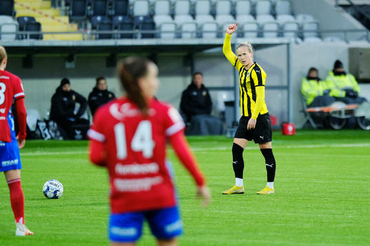 Häckens Filippa Curmark med en frispark