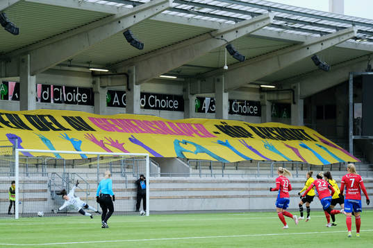 Häckens Filippa Angeldahl gör 1-0 på straff bakom