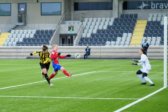 Häckens Pauline Hammarlund nickar in ett mål