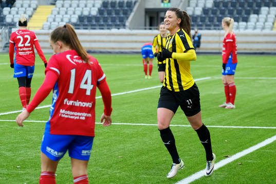 Häckens Pauline Hammarlund firar sitt mål