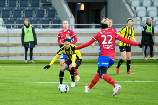 Vittsjös Sandra Adolfsson rensar framför Häckens Emma