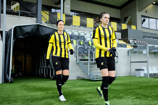 Häckens Emma Kullberg och Anna Julia Csiki