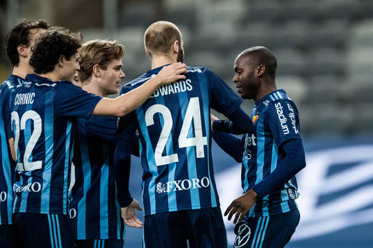 Djurgårdens Edward Chilufya jublar med lagkamrater