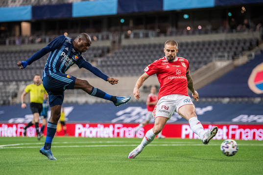Djurgårdens Edward Chilufya och Kalmars Douglas Bergqvist