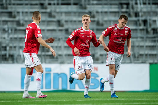 Kalmars Carl Gustafsson jublar med lagkamrater