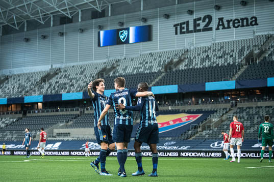 Djurgårdens Edward Chilufya jublar med lagkamrater