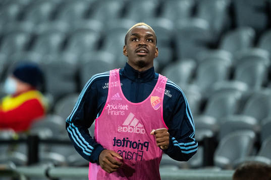 Djurgårdens Joel Asoro värmer upp