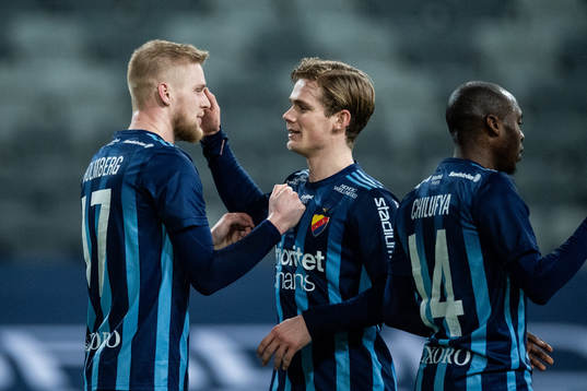 Djurgårdens Kalle Holmberg jublar med lagkamrater