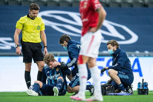 Djurgårdens Hampus Finndell får vård av läkare