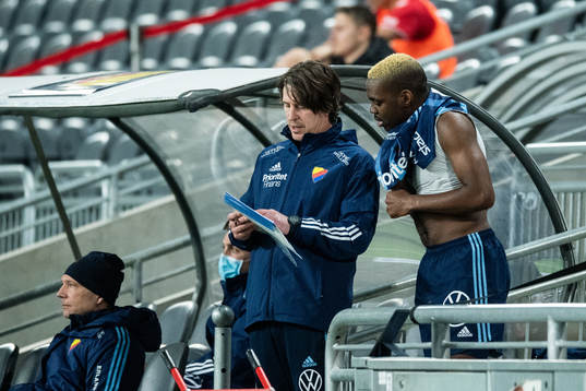 Djurgårdens Joel Asoro får instruktioner av tränare