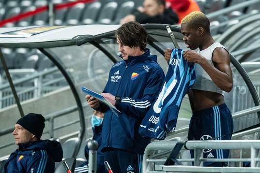 Djurgårdens Joel Asoro får instruktioner av tränare