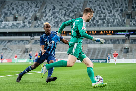 Djurgårdens Joel Asoro och Kalmars målvakt Lucas Hägg