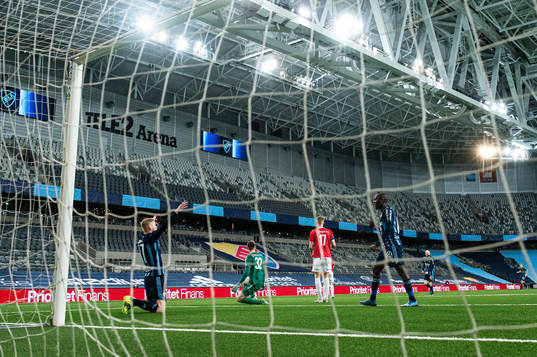 Djurgårdens Kalle Holmberg jublar med Edward Chilufya