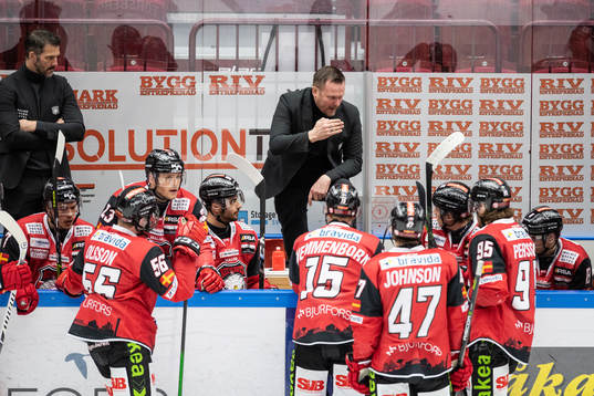 Malmö Redhawks tränare Joakim Fagervall pratar med sina