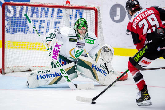 Färjestads målvakt Henrik Haukeland  räddar Malmö