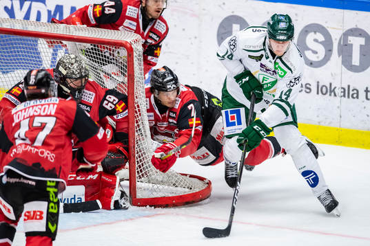 Färjestads Victor Ejdsell oroar framför Malmö Redhawks
