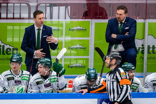 Färjestads tränare Johan Pennerborn i diskussion med