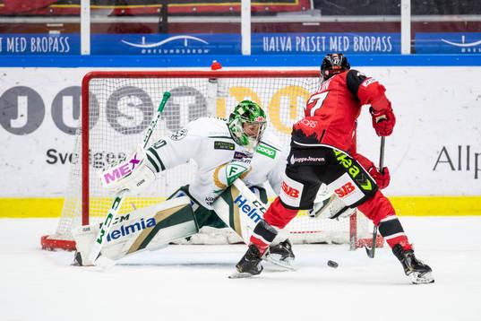Malmö Redhawks Adam Johnson avgör på straffläggning mot
