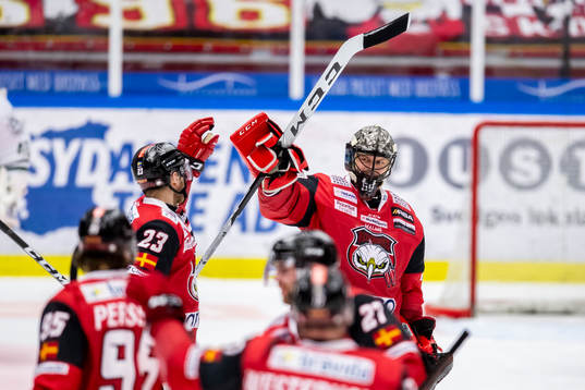 Malmö Redhawks målvakt Oscar Alsenfelt jublar